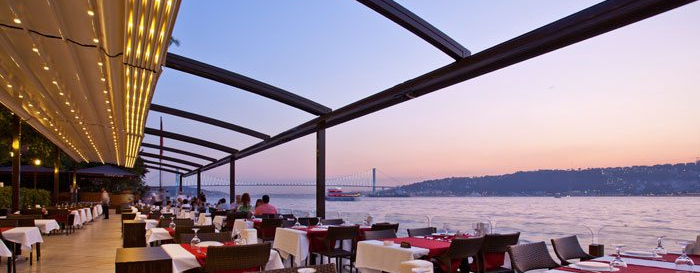 Retractable awnings at restaurant